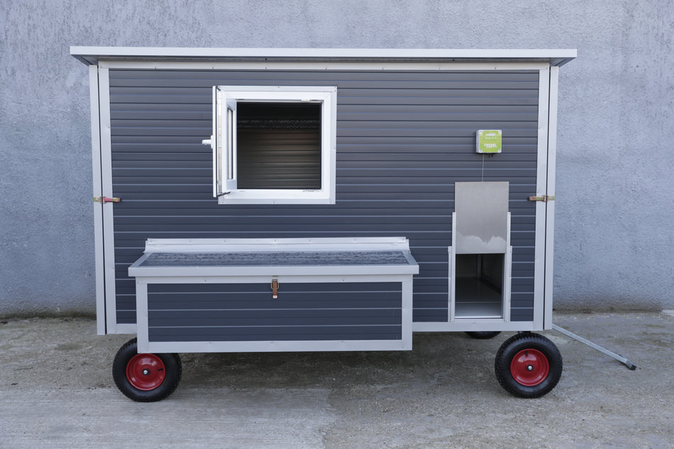 Hühnerstall Cora Premium-Allrad mit Solarklappe Variante N5 (150 cm hoch)