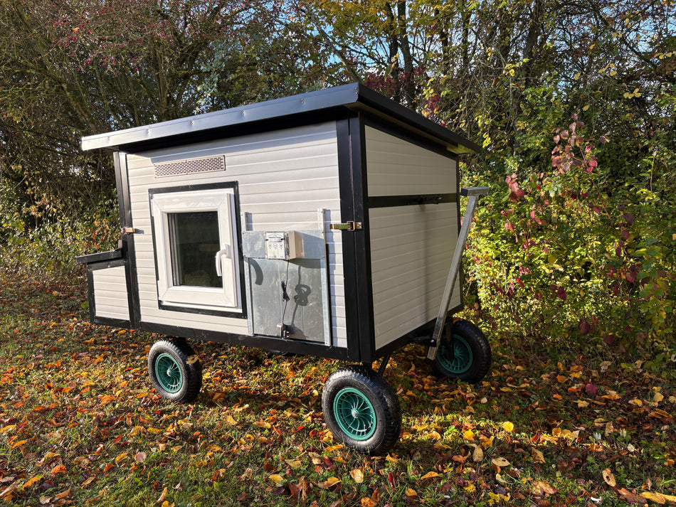 Hühnerstall Rica – 4 Räder (Variante H4, isoliert & winterfest)