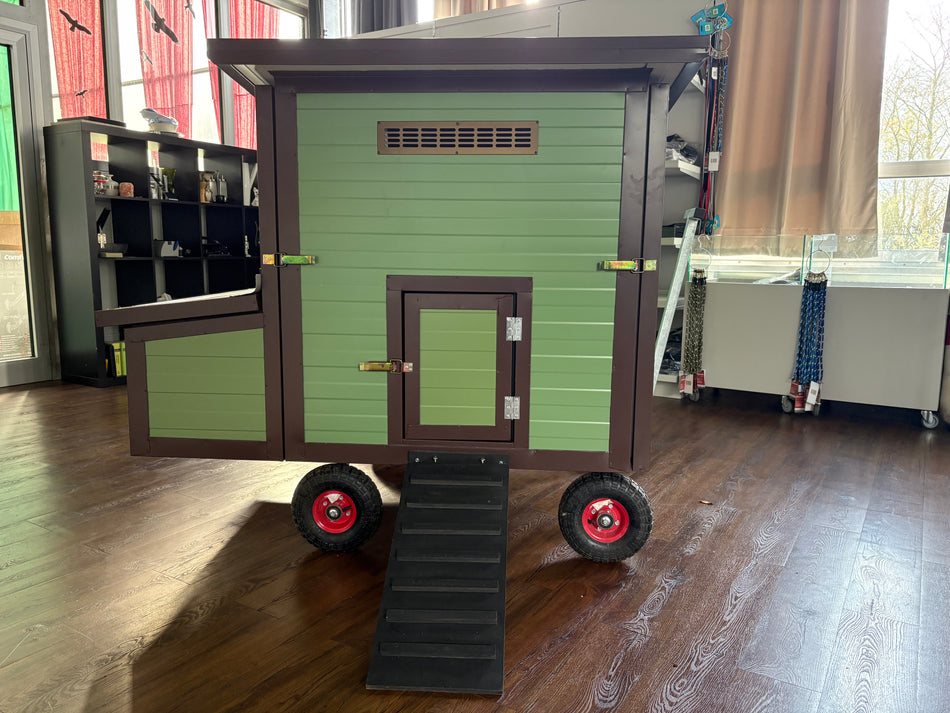 Hühnerstall Rosi Mini - 4 Räder (Allrad, isoliert & winterfest) Sofort Lieferbar