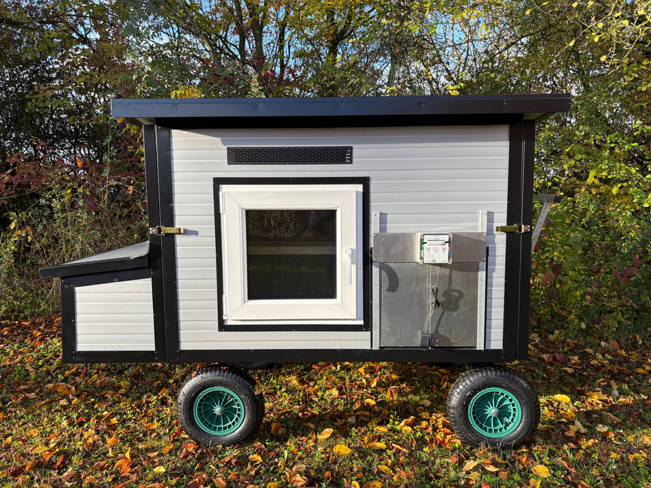 Hühnerstall Rica – 4 Räder (Variante H4, isoliert & winterfest)